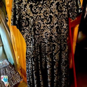 Black with gold incorporated throughout.  Worn 1x